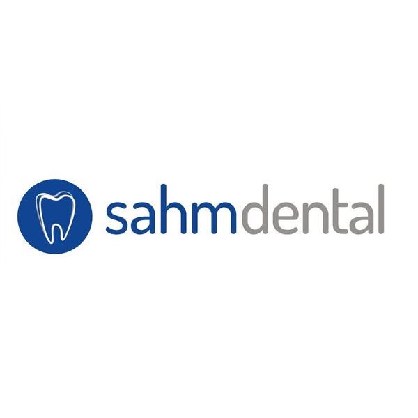 Logo von SahmDental mit Zahnsymbol und Schriftzug.